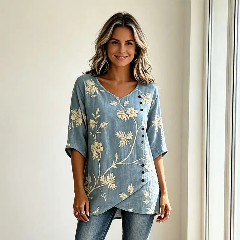 Vintage bluza od lana i pamuka s cvjetnim vezom, V-izrezom i asimetričnim dizajnom gumba, prozračan i mekan materijal, elegantan retro stil