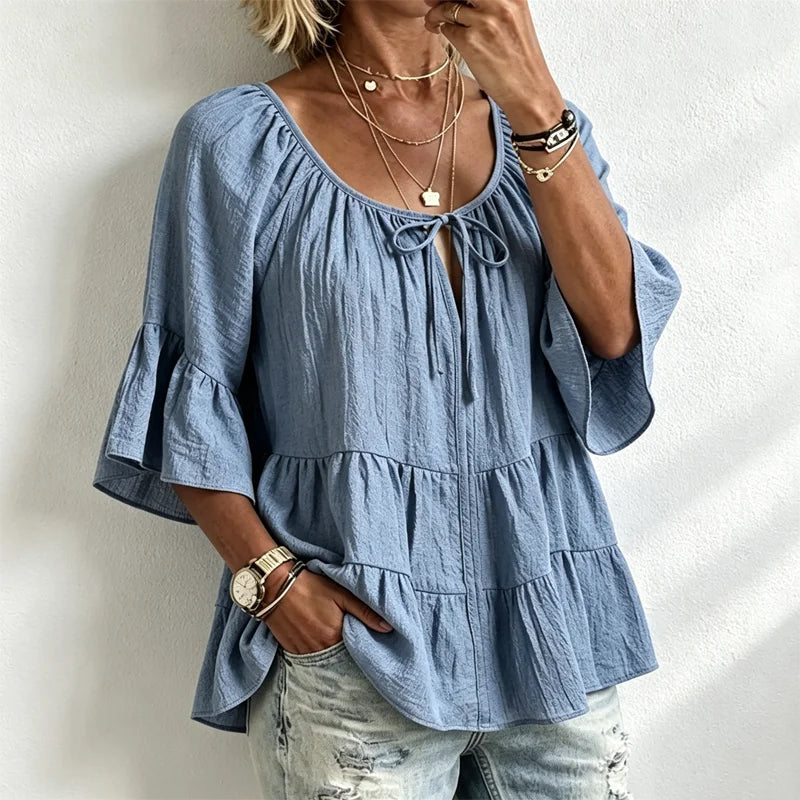 Elegantna ženska bluza s volanima i vezicom oko dekoltea, zvonasti rukavi do tri četvrtine, teksturirana košulja u boho-chic stilu, ležerni peplum uzorak