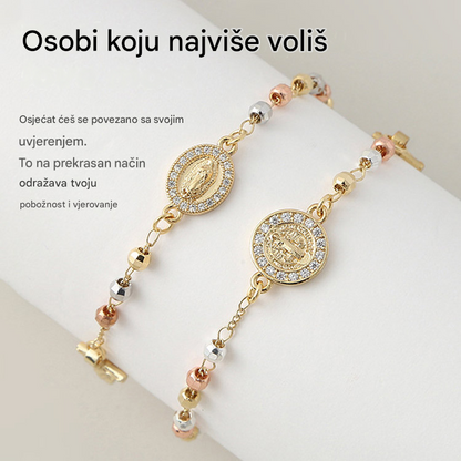 ✨🎀 Narukvica s krunicom Djevice Marije, sa šarenim osmerokutnim perlicama i izvrsno ukrašenim dijamantima - spoj vjere i ljubavi.