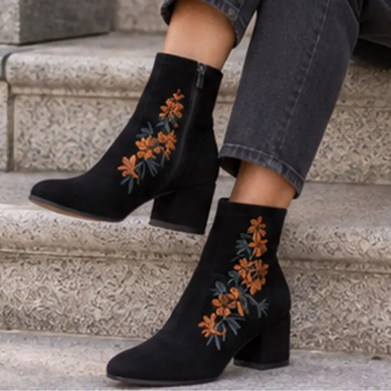 🥰🥰【35-40】Ženske čizme s okruglim vrhom, debelom petom i vezenim četkanim detaljima（5cm）