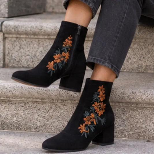 🥰🥰【35-40】Ženske čizme s okruglim vrhom, debelom petom i vezenim četkanim detaljima（5cm）