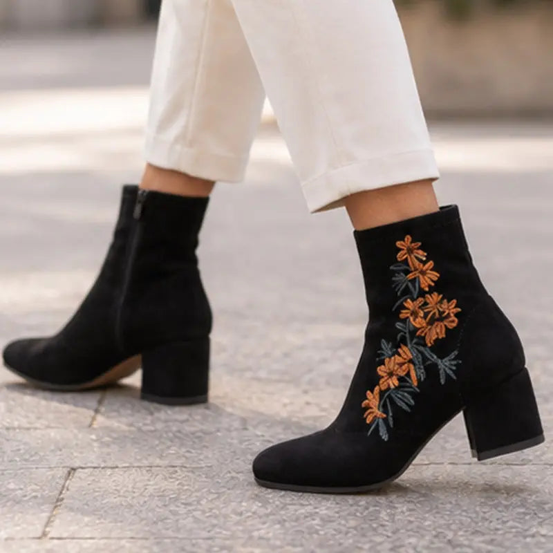 🥰🥰【35-40】Ženske čizme s okruglim vrhom, debelom petom i vezenim četkanim detaljima（5cm）