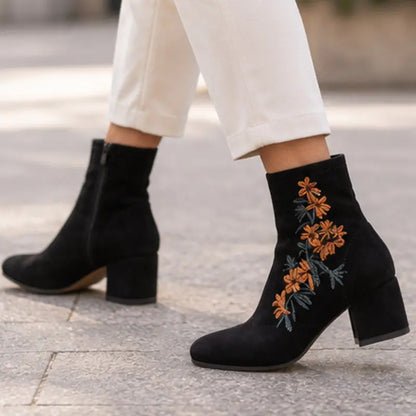 🥰🥰【35-40】Ženske čizme s okruglim vrhom, debelom petom i vezenim četkanim detaljima（5cm）