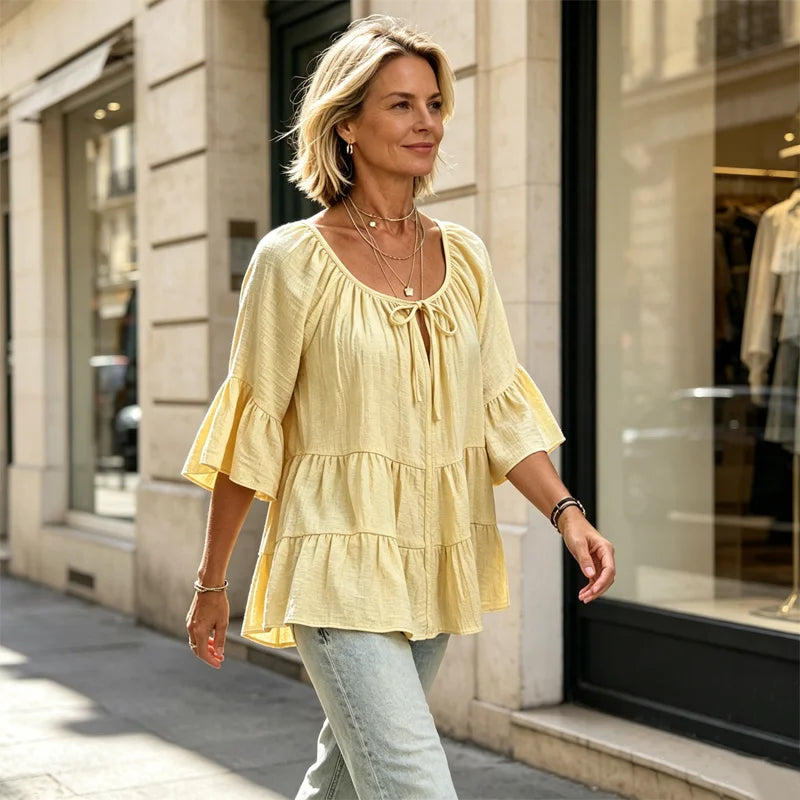 Elegantna ženska bluza s volanima i vezicom oko dekoltea, zvonasti rukavi do tri četvrtine, teksturirana košulja u boho-chic stilu, ležerni peplum uzorak
