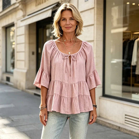 Elegantna ženska bluza s volanima i vezicom oko dekoltea, zvonasti rukavi do tri četvrtine, teksturirana košulja u boho-chic stilu, ležerni peplum uzorak