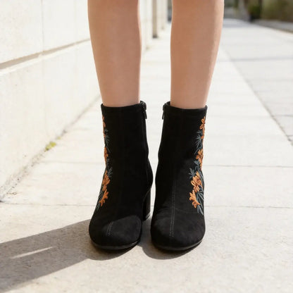 🥰🥰【35-40】Ženske čizme s okruglim vrhom, debelom petom i vezenim četkanim detaljima（5cm）