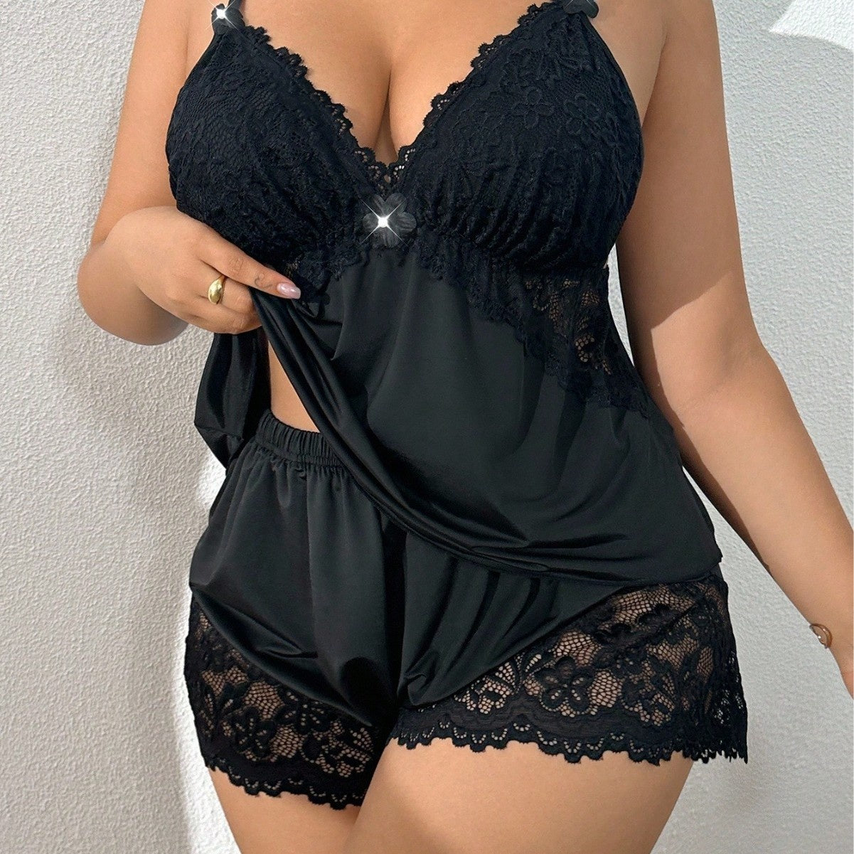 👗Kupite 1, dobijte 1 gratis🌸 Pidžama set s majicom bez rukava i čipkastim hlačicama, podesivim naramenicama i V-izrezom 🛏️✨