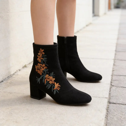 🥰🥰【35-40】Ženske čizme s okruglim vrhom, debelom petom i vezenim četkanim detaljima（5cm）